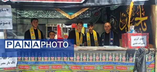 پذیرایی موکب سازمان دانش‌آموزی شهرستان اسفراین از عزاداران امام حسین (ع)