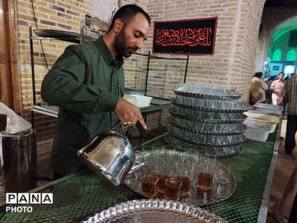 در یاد ۱۶۸ شهید، در خدمت عزاداران؛ حضور پررنگ چایخانه حضرت زهرا در اجتماع ۱۶۸ شب نیشابور