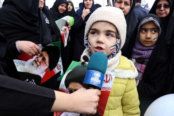 طنین شعارهای انقلابی در سالروز پیروزی انقلاب اسلامی ایران
