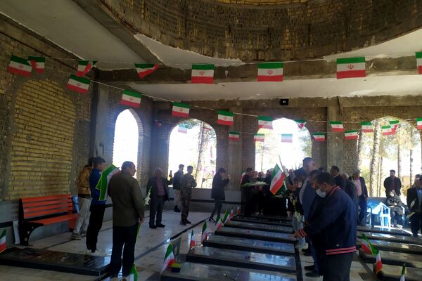 گلباران قبور مطهر شهدا در اولین روز دهه فجر 