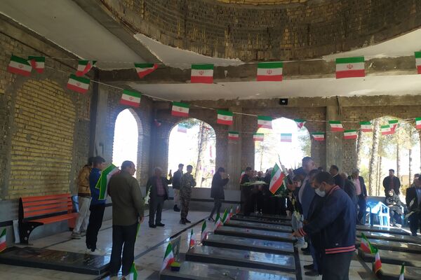 گلباران قبور مطهر شهدا در اولین روز دهه فجر 