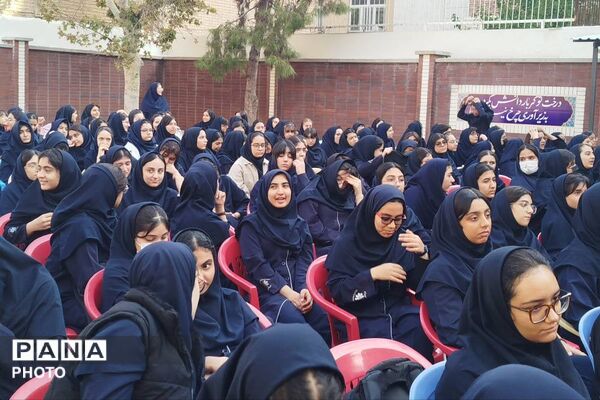 لبخند امید در آیین گشایش دبیرستان فرزانگان دو
