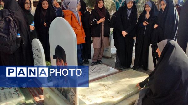 گرامیداشت یاد شهدا توسط دانش‌آموزان دبیرستان شهیده محبوبه دانش