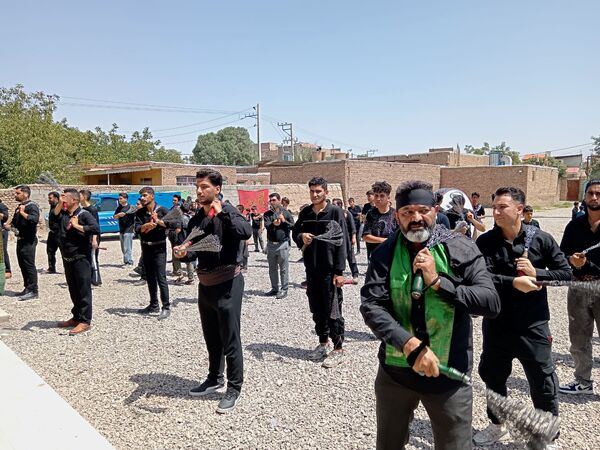 هیئت زنجیرزنی در روستای فیض آباد در صبح عاشورای حسینی 