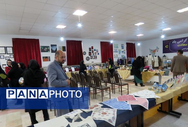 برپایی نمایشگاه آثار هنرجویان هنرستان های منطقه پردیس به مناسبت هفته مشاغل