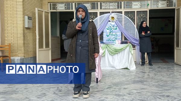 تقدیر از دانش‌آموزان برتر دبیرستان دخترانه ۱۳ آبان