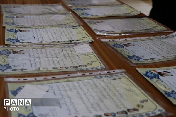 تجلیل از دانش آموزان برتر مسابقات قرآن و عترت و نماز در نجف آباد