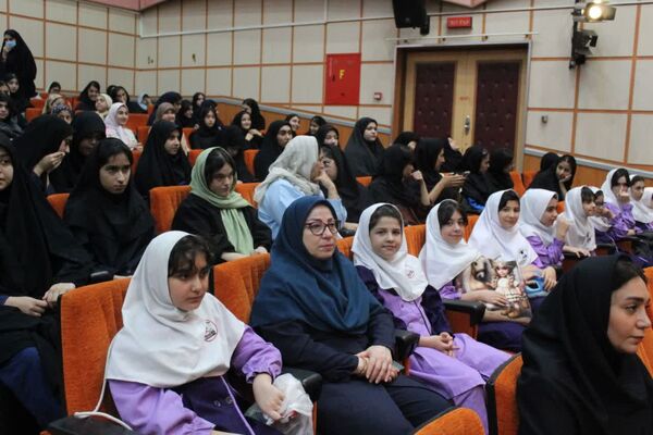 تقدیر از برگزیدگان جشنواره فرهنگی و هنری فردا در ساری 