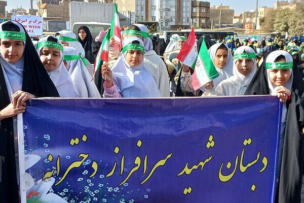 گرامیداشت و حضور پرشور مدارس اسلامشهر در راهپیمایی روز دانش‌آموز