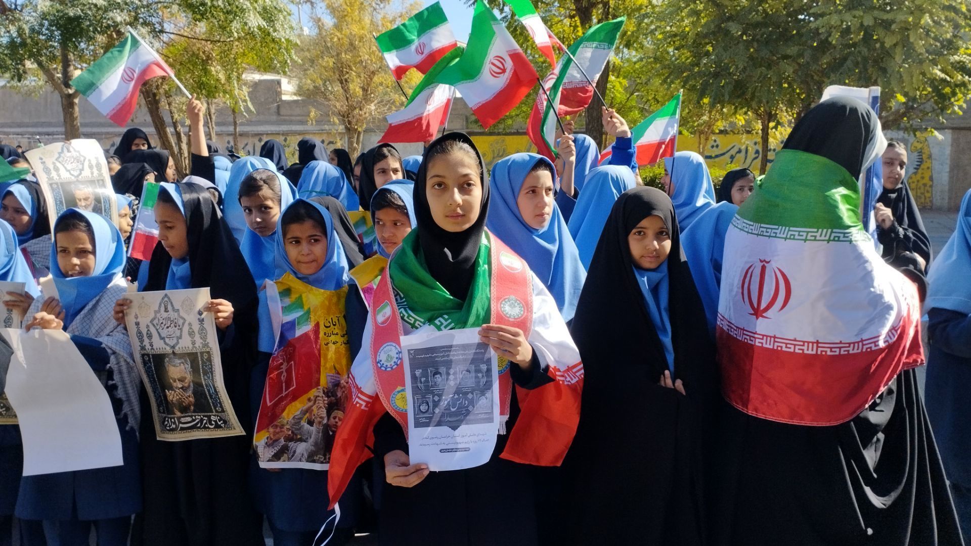 حضور پرشور دانش آموزان در راهپیمایی ۱۳ آبان ماه 