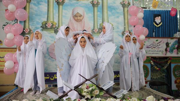 حضور پرشور مکلفین در مصلی بزرگ امام خامنه‌ای(مدظله العالی) با حضور بیش از ۱۰۰۰ هزار دانش‌آموز شهرستان