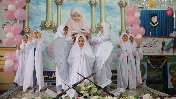 حضور پرشور مکلفین در مصلی بزرگ امام خامنه‌ای(مدظله العالی) با حضور بیش از ۱۰۰۰ هزار دانش‌آموز شهرستان
