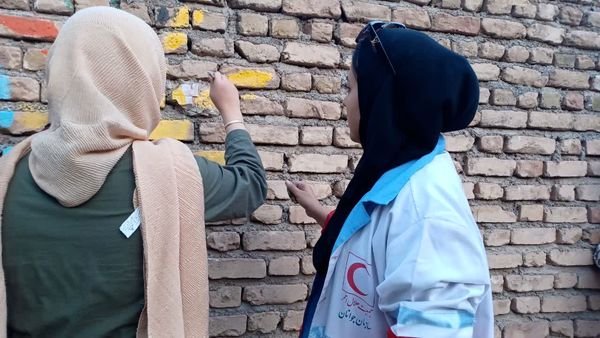 جشن غدیرخم توسط تیم‌های سحر هلال احمر در روستای زلزله‌زده محمدیه