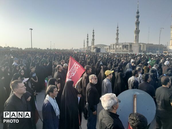 تشیع باشکوه رهبر شهید به همراه خانواده در مسجد مقدس جمکران