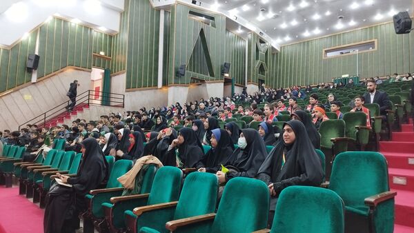 آیین تجلیل از دانش‌آموزان منتخب مسابقات قرآنی و فرهنگی 