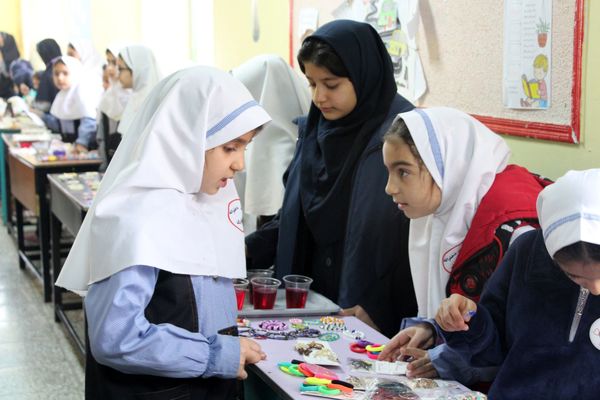 بازارچه دست‌سازه‌های دانش‌آموزی دبستان شهید بختیاری ناحیه 1 کرج