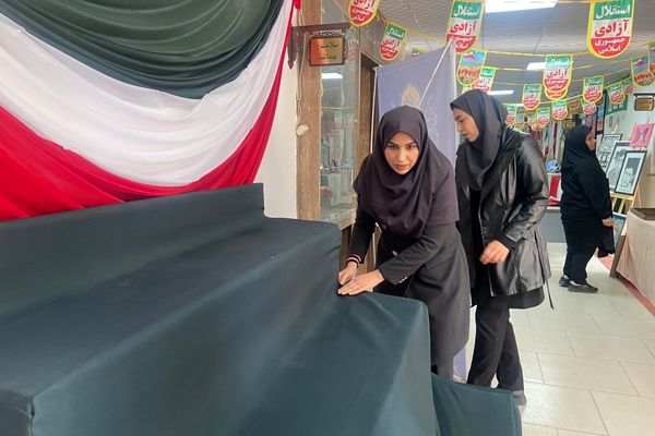 آماده‌سازی آثار هنرجویان در نمایشگاه دهه فجر رباط‌کریم