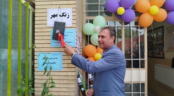 زنگ مهر در دبستان دخترانه سما با حضور مسئولان آموزش و پرورش و دانشگاه آزاد اسلامی کاشمر 