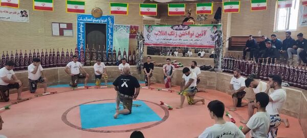 نواختن زنگ زورخانه ای و پهلوانی در شهرستان سلسله 