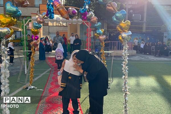 نواخته شدن زنگ شکوفه ها در دبستان طواف و معماریان ناحیه دو شهرری 