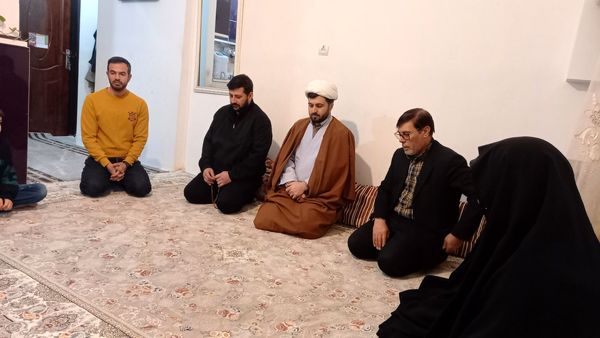 دیدار امام جماعت مسجد پنج تن آل عبا با خانواده مدافع حرم «مصطفی علیزاده»