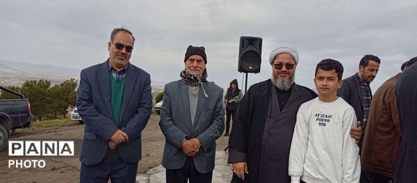  هم‌نوایی مسئولین و مردم ملایر در اهتزاز پرچم رضوی به مناسبت روز دختر