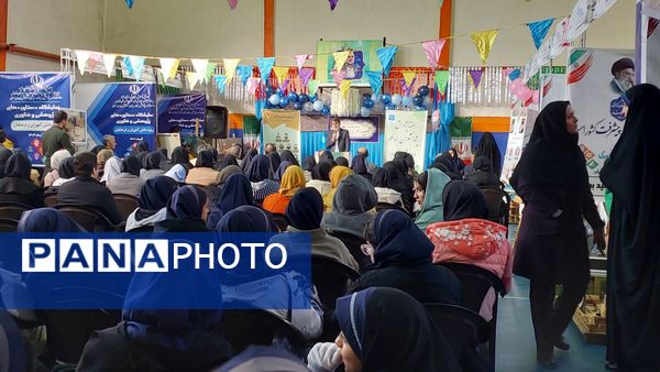 نمایشگاه هفته پژوهش در دبیرستان احمدی روشن شهرستان فردیس