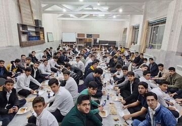ضیافت افطاری به همراه تجلیل از دانش آموزان برتر در دبیرستان نمونه علی بن ابیطالب شهرستان‌ زارچ