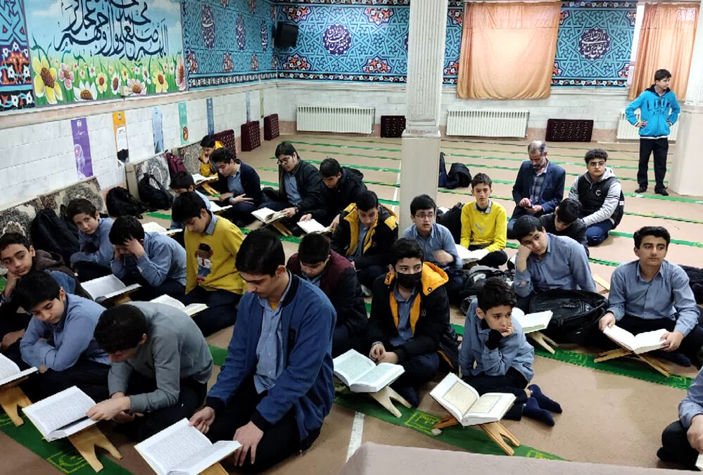 جزء‌خوانی قرآن کریم در دبیرستان حاجیه‌خانم ثقفی ناحیه چهار قم
