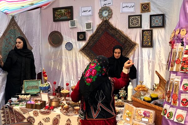 برگزاری بازارچه همدلی با کودکان غزه در دبستان آزاده ناحیه دو شهرری 