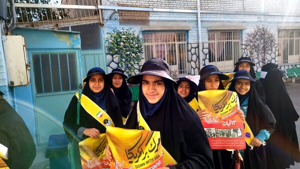 دانش آموزان شاهد تکتم ناحیه۳ ،پرچمداران راهپیمایی ۱۳ آبان