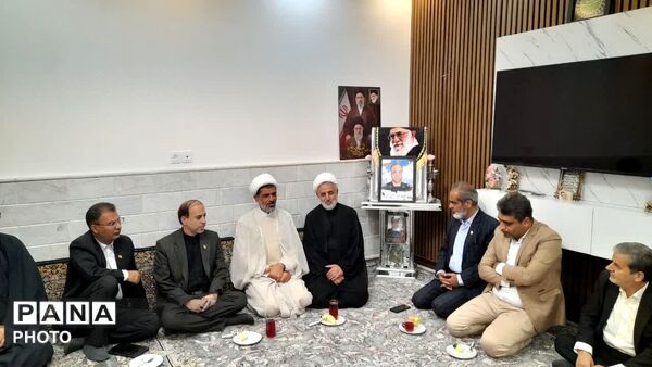 دیدار مسئولان آموزش و پرورش قم با خانواده شهید «حسین نجفی»