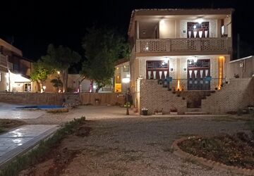  عمارت بومگردی پریزاد در روستای هرچگان