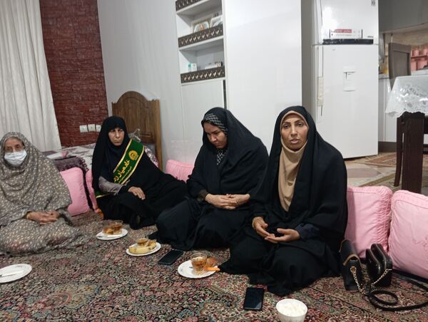 تجلیل دانش‌آموزان بندرعباسی از خانواده شهید در آستانه میلاد حضرت زهرا(س)