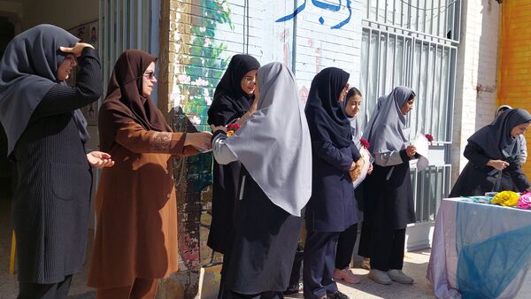  تجلیل از همیاران مشاور دبیرستان نمونه دولتی مهرورزان