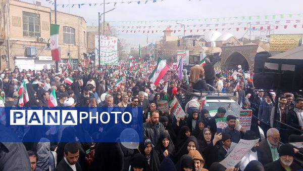 جلوه هایی از راهپیمایی جشن پیروزی انقلاب در شهر قم