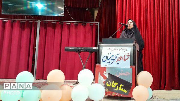 جشن ستارگان و تجلیل از شاگردان برتر آموزشی و فرهنگی دبیرستان شاهد بحرینیان ناحیه۴ 
