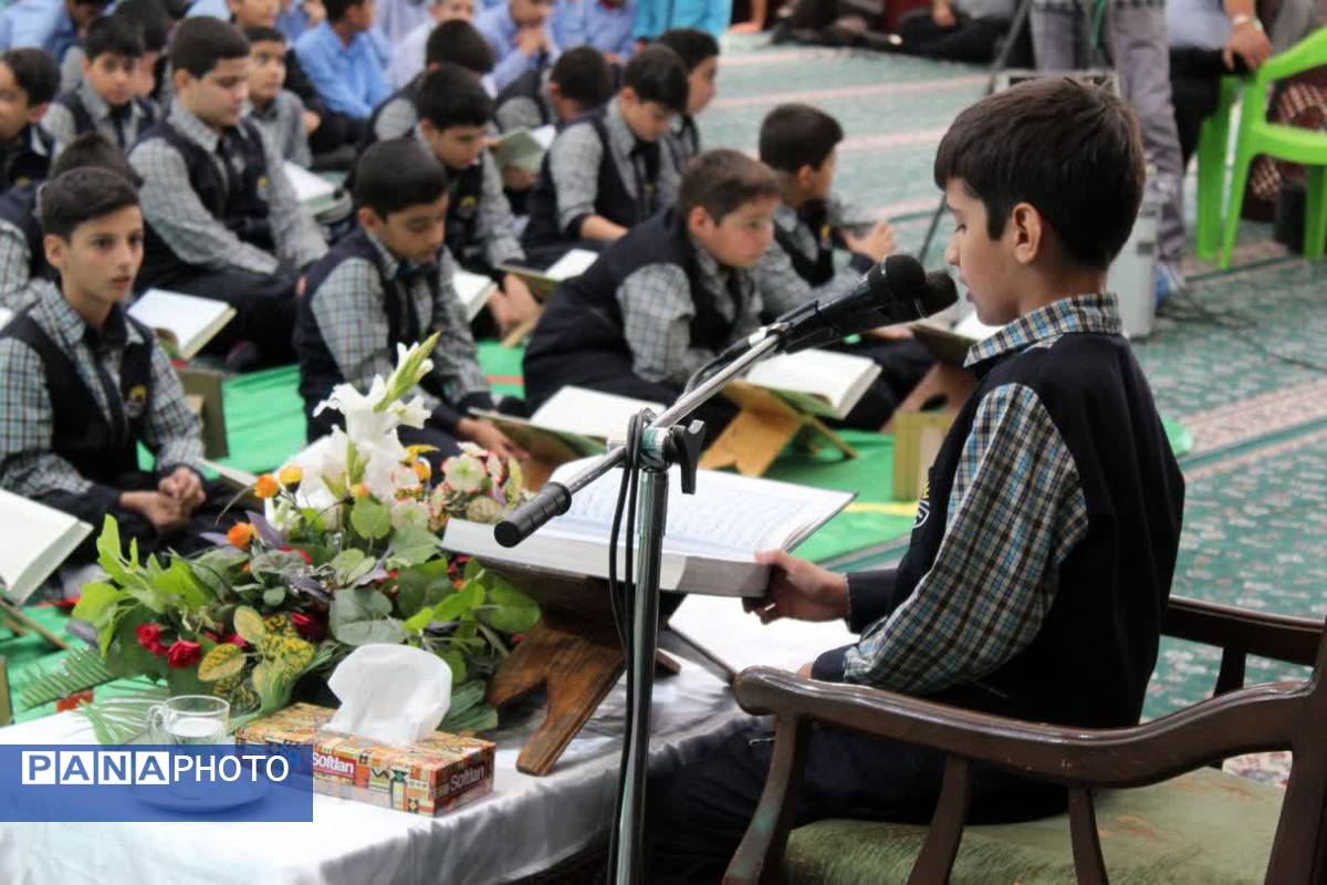 محفل انس با قرآن با حضور دانش‌آموزان سمنانی