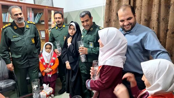 قدردانی دختران پیشتاز آموزشگاه نوریه جیرفت از پاسداران