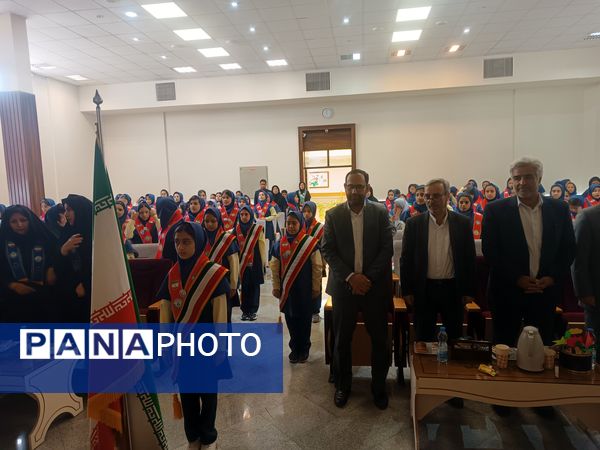 جشن عاطفه‌ها با تقسیم مهر و مهربانی در دبستان آرمینه مصلی نژاد 