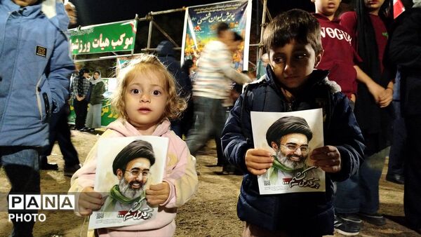 گردهمایی کودکان در پارک چهارباغ خرم‌آباد با شعارهای وحدت و آینده‌سازی