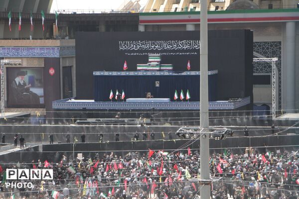 آخرین وداع با قائد شهید: پیکر مطهر آیت‌الله سیدعلی‌خامنه‌ای در میان سیل عاشقان به مصلی تهران رسید 