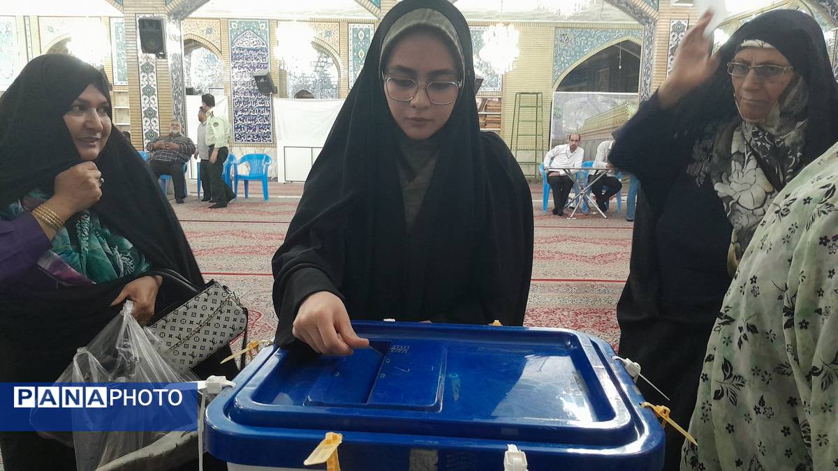 حضور پرشور مردم‌کرج پای‌صندوق‌های رای‌گیری  