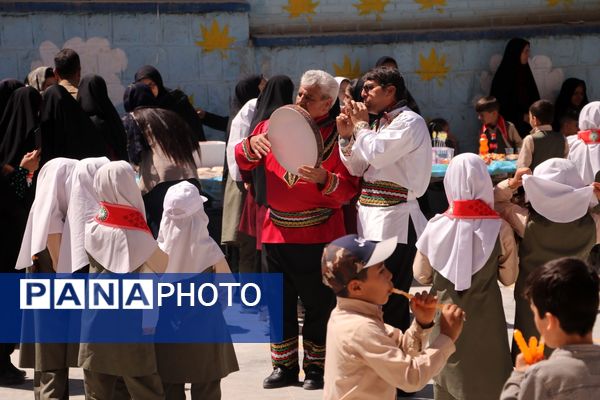 برپایی بازارچه تمام تشکلاتی در دبستان شهید ناصری