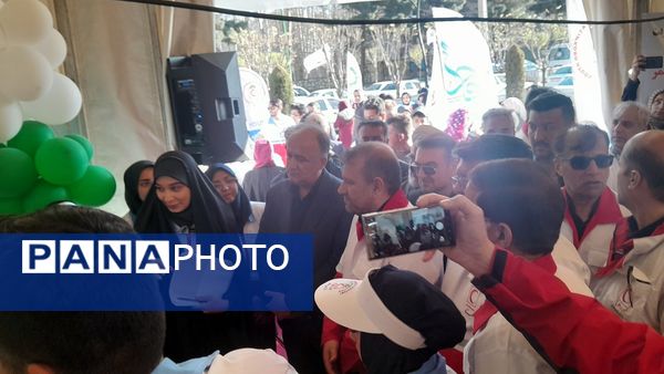 بازدید دبیرکل جمعیت هلال احمر کشور از غرفه‌های خدمت‌رسانی شهر کرج در نوروز 