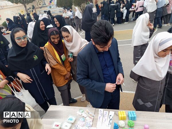 برپایی بازارچه دانش آموزی در دبیرستان شاهد هاجرشهرستان کاشمر