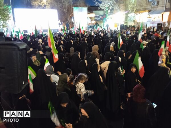 پیمان دوباره با رهبری با نوای رسای مهدی رسولی در آیین تجدید بیعت 