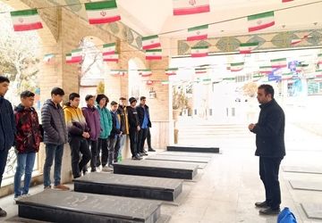 غبارروبی مزار شهدا توسط دانش‌آموزان دبیرستان ابن‌سینا رودهن در هفته تربیت اسلامی 