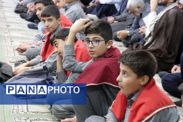 حضور دانش‌آموزان دبیرستان شاهد شهید زیوری پایدار در نماز جمعه اسدآباد 