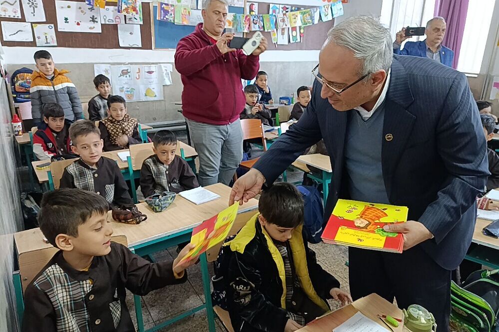 حضور سرزده مدیرکل آموزش و پرورش شهرستان‌های تهران در دبستان حافظ منطقه عباس آباد ناحیه یک شهرری